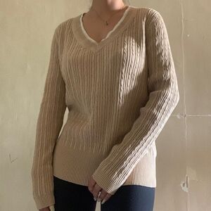 Tommy Hilfiger cable knit v-neck sweater. Size Medium. EUC